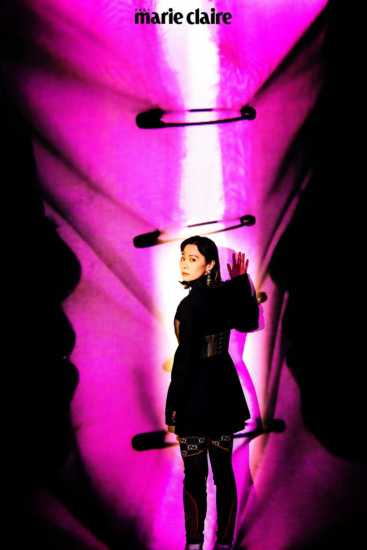 印花運動上衣、印花運動長褲、深藍色西裝外套，all by Gucci