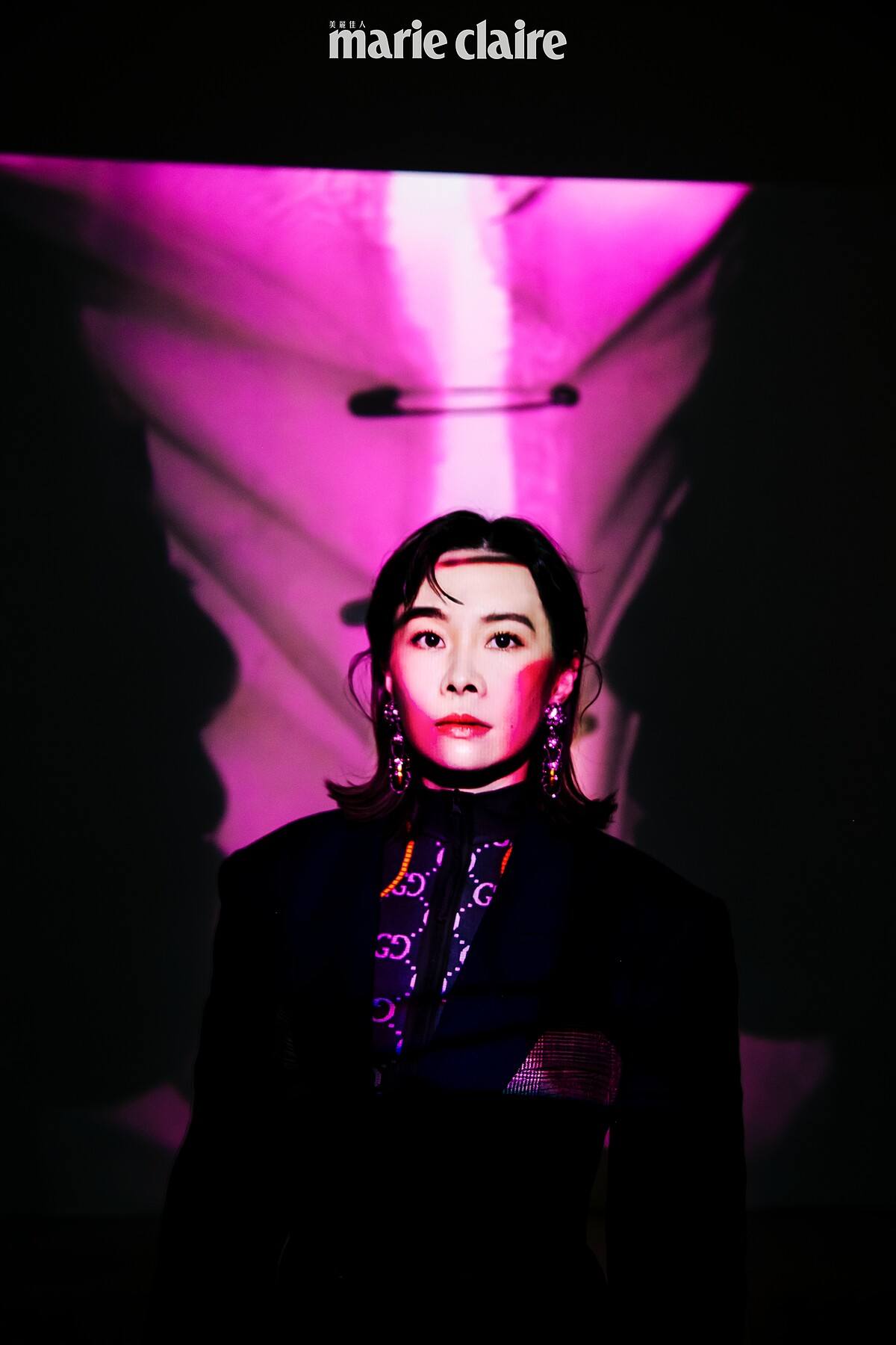 印花運動上衣、深藍色西裝外套，both by Gucci