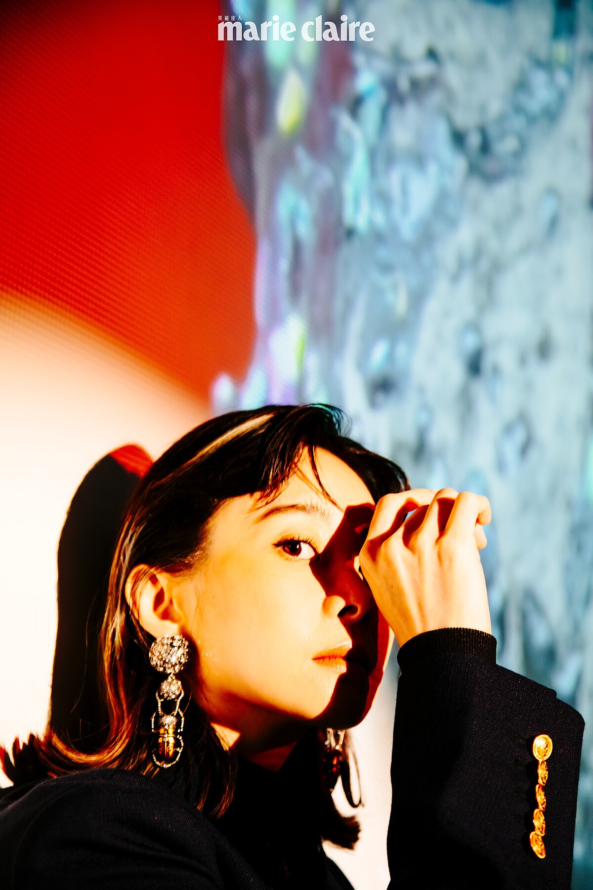 印花運動上衣、深藍色西裝外套，both by Gucci