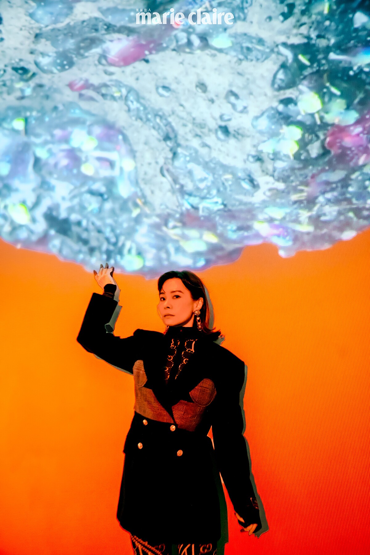 印花運動上衣、印花運動長褲、深藍色西裝外套，all by Gucci