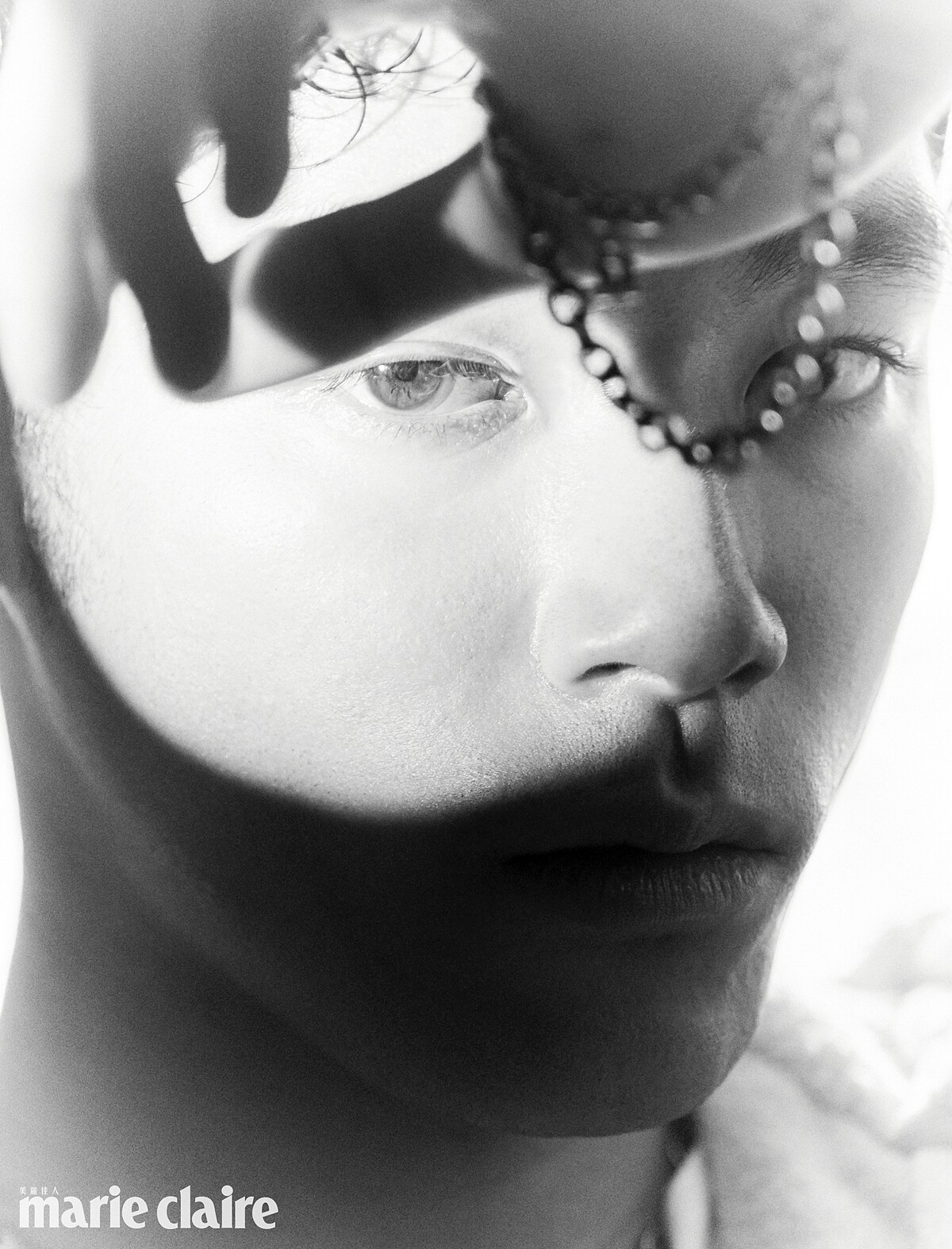 粉色連帽外套，Prada；黑珍珠細長鏈，Mikimoto