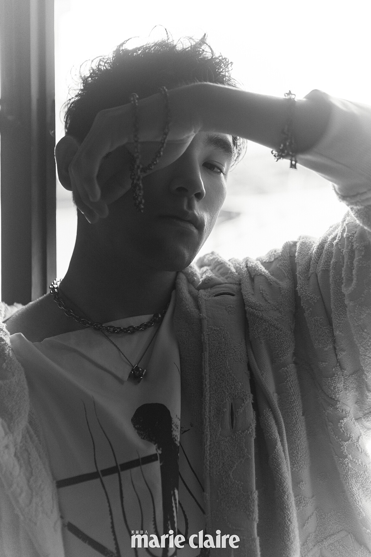 粉色連帽外套、白色印花上衣，both by Prada；黑珍珠粗長鍊、黑珍珠墜鍊、黑珍珠細長鏈、黑珍珠手鍊，all by Mikimoto