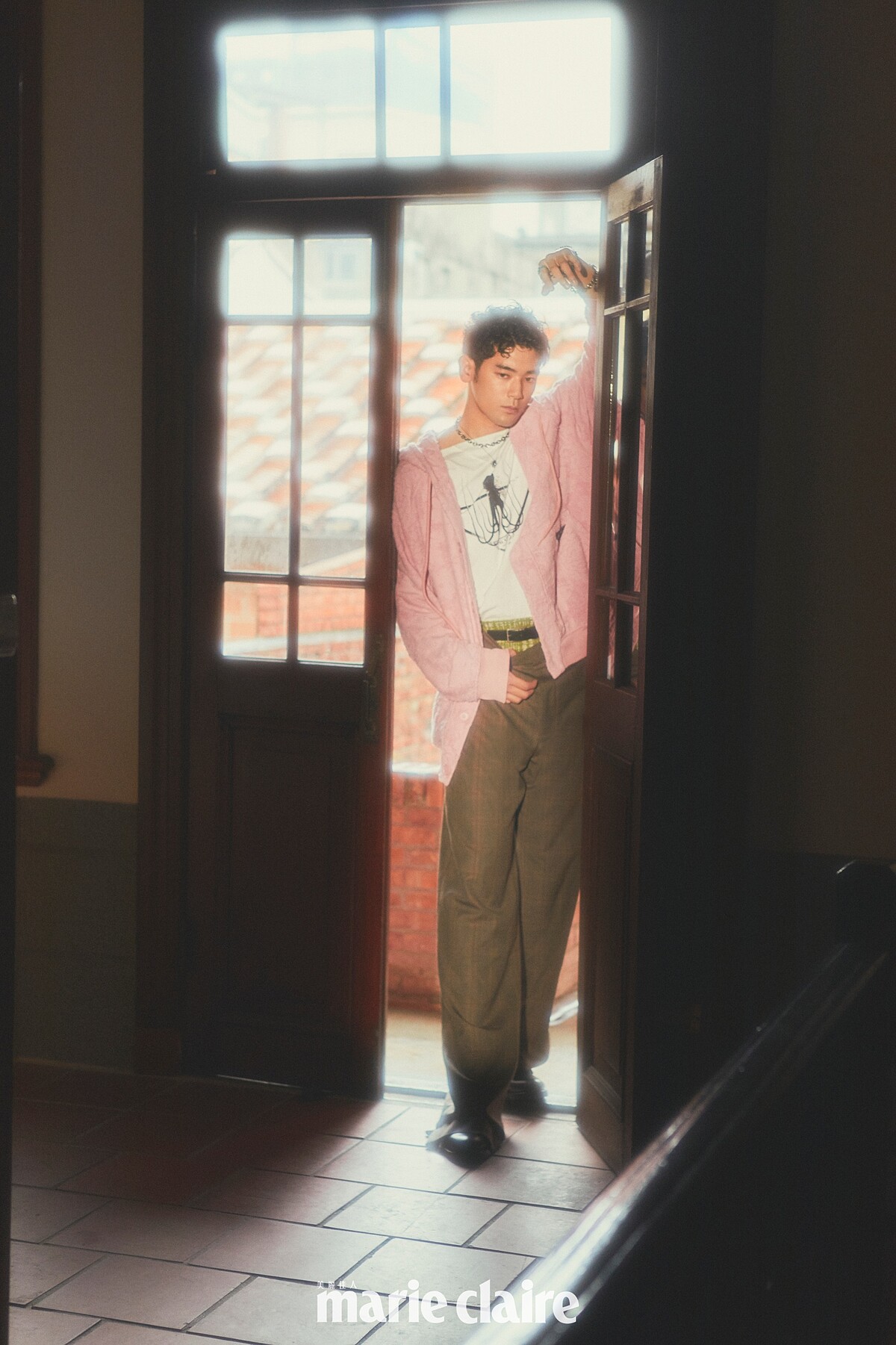 粉色連帽外套、白色印花上衣、綠色印花短褲、格紋西裝長褲，all by Prada；黑珍珠粗長鍊、黑珍珠墜鍊、黑珍珠手鍊、戒指，all by Mikimoto