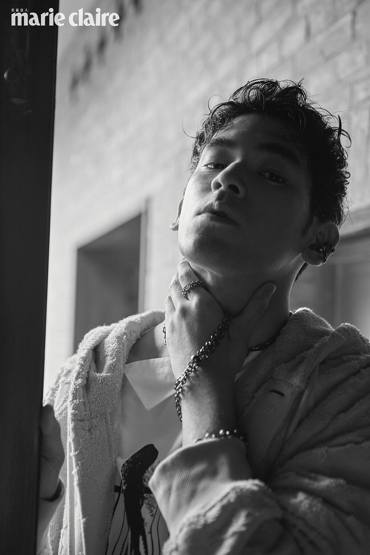 粉色連帽外套、白色印花上衣，both by Prada；黑珍珠粗長鍊、黑珍珠墜鍊、黑珍珠細長鏈、黑珍珠手鍊，all by Mikimoto