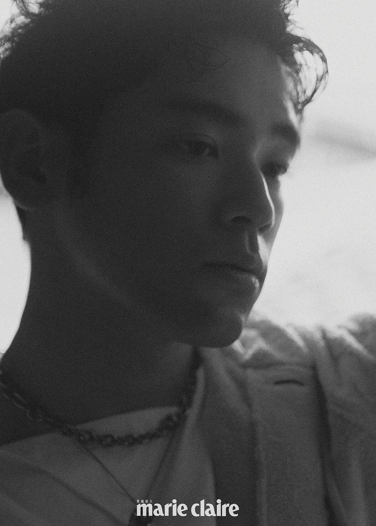 粉色連帽外套、白色印花上衣，both by Prada；黑珍珠粗長鍊、黑珍珠墜鍊、黑珍珠細長鏈、黑珍珠手鍊，all by Mikimoto