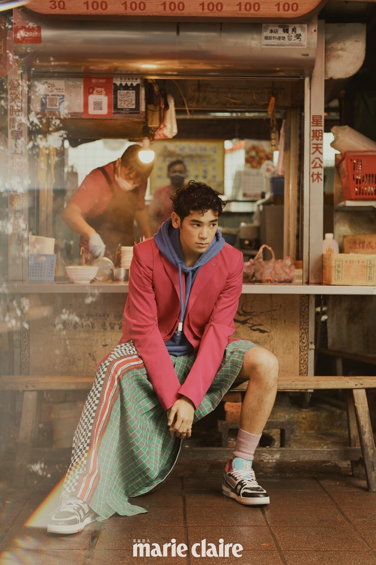 粉色西裝外套、粉色西裝背心、藍色連帽上衣、塗層半截裙、灰色球鞋，all by Louis Vuitton