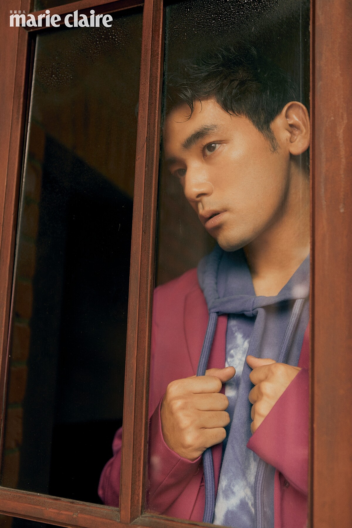 粉色西裝外套、粉色西裝背心、藍色連帽上衣，all by Louis Vuitton