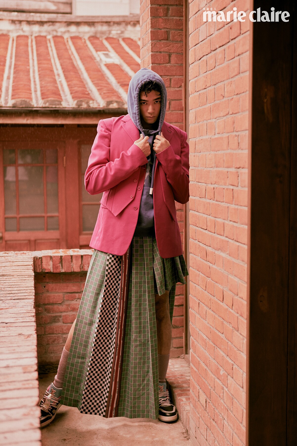 粉色西裝外套、粉色西裝背心、藍色連帽上衣、塗層半截裙、灰色球鞋，all by Louis Vuitton