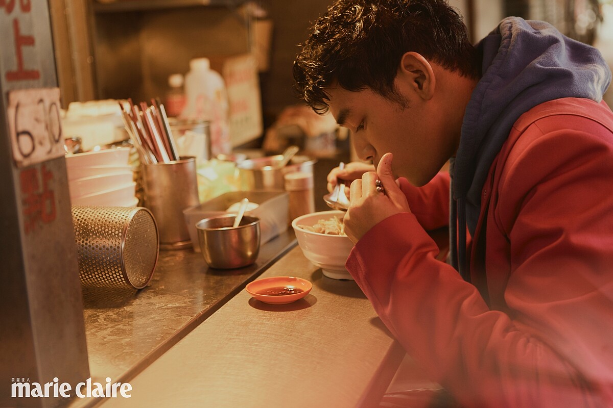 粉色西裝外套、粉色西裝背心、藍色連帽上衣，all by Louis Vuitton