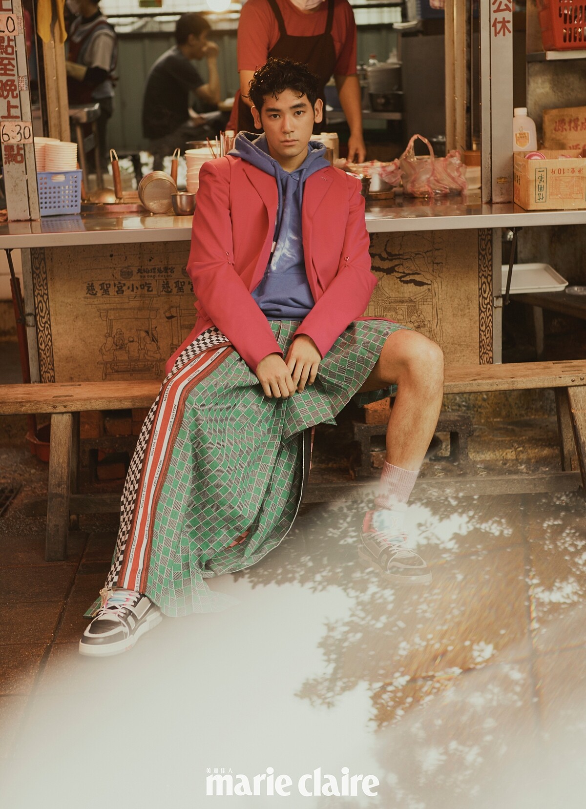 粉色西裝外套、粉色西裝背心、藍色連帽上衣、塗層半截裙、灰色球鞋，all by Louis Vuitton