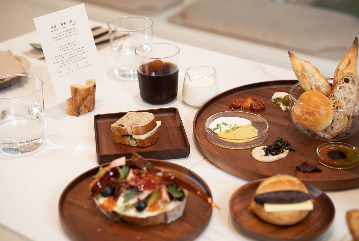 此次 Moon Baking Studio 將總是被當成早餐或點心的麵包，轉換設計成為主餐。