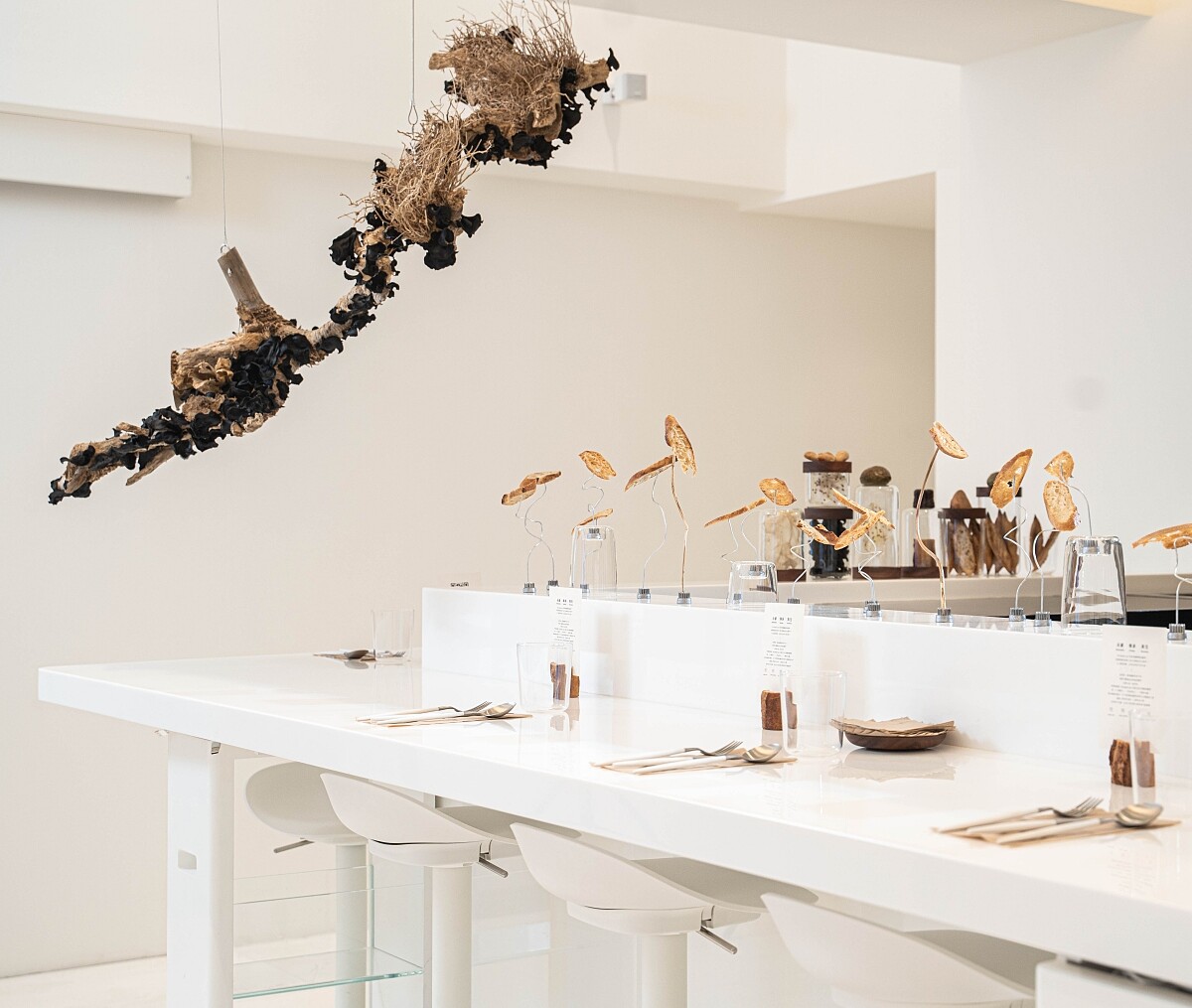 以「食物」創作裝置作品。