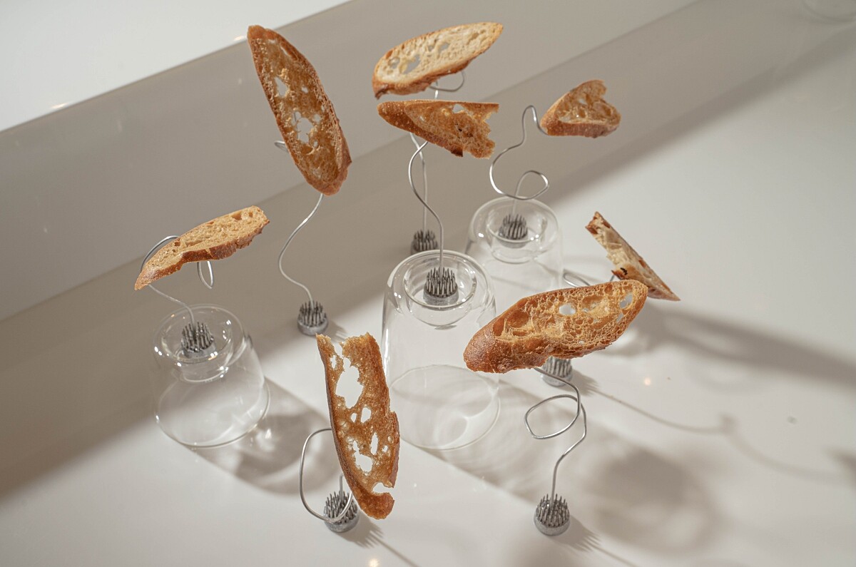 吧台上與高低錯落著的麵包標本。