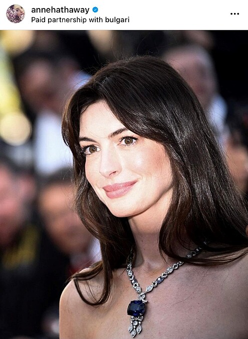 安海瑟薇出席75屆坎城影展競賽片《世界末日》首映紅毯