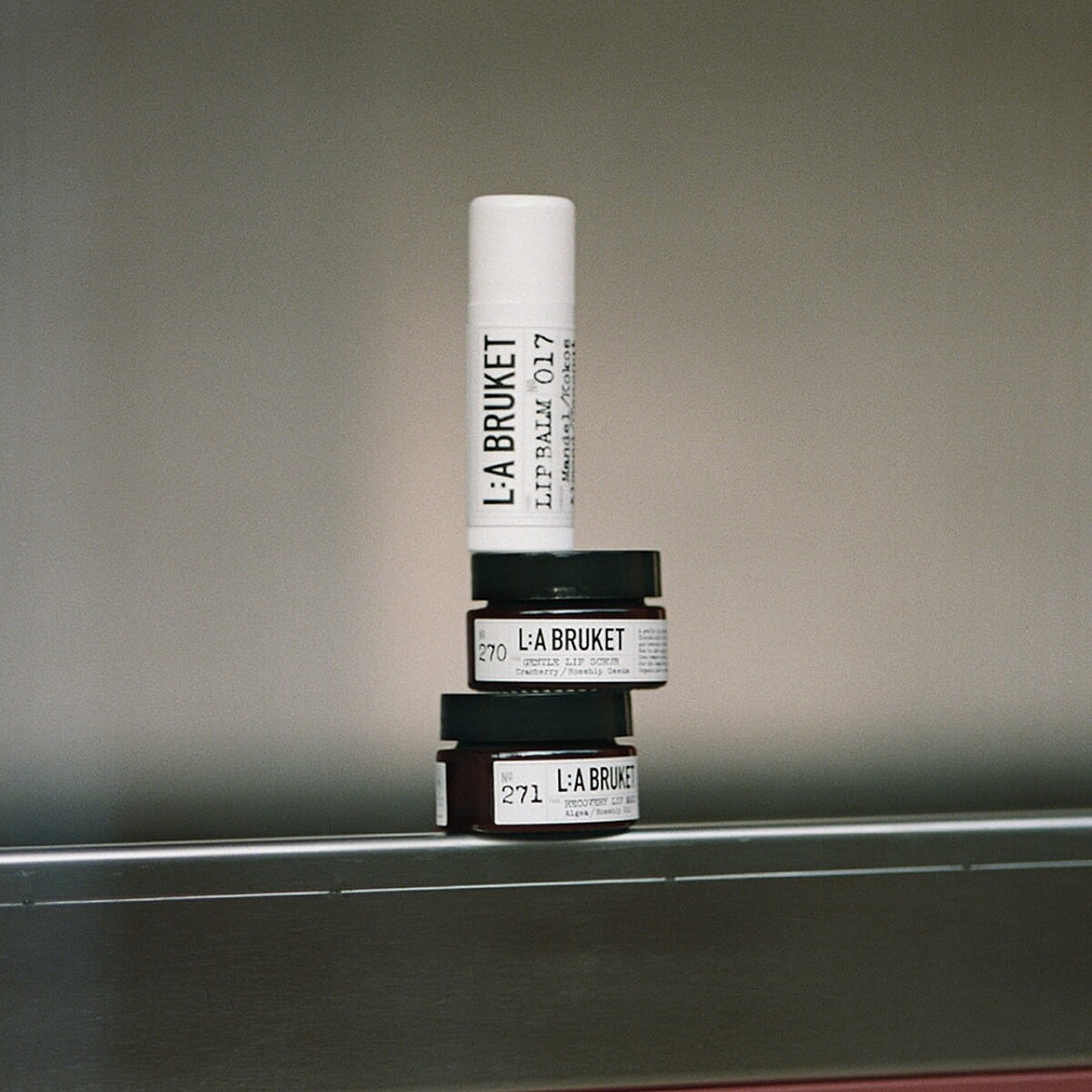 瑞典溫柔保養品牌La Bruket，打造完整的唇部保養三步驟。