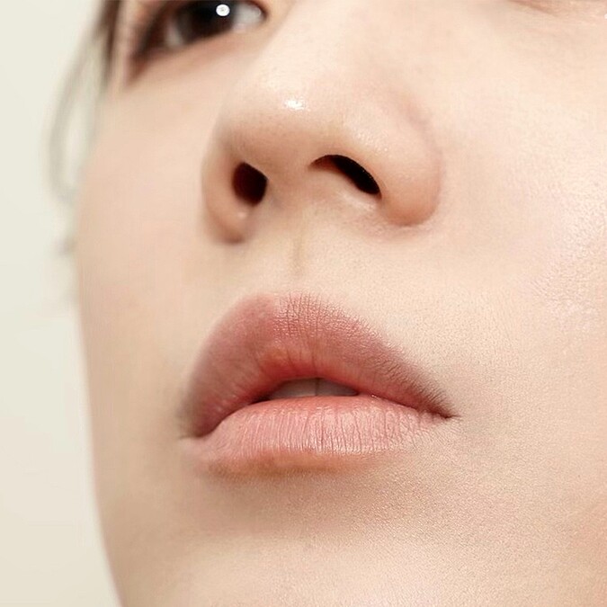 Bobbi Brown晶鑽桂馥修護潤唇精華Before(IG@chrisanne_tai)。