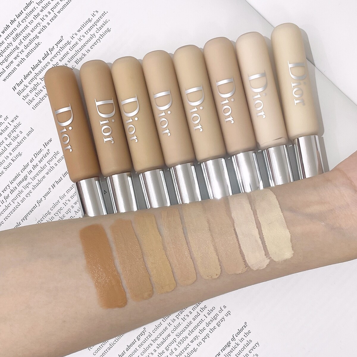 DIOR迪奧專業後台雙用遮瑕乳(共8色)14g，NT1,200。