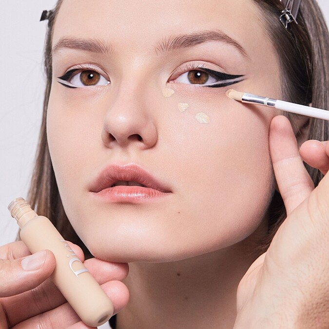 模特兒展示全新迪奧專業後台雙用遮瑕乳。