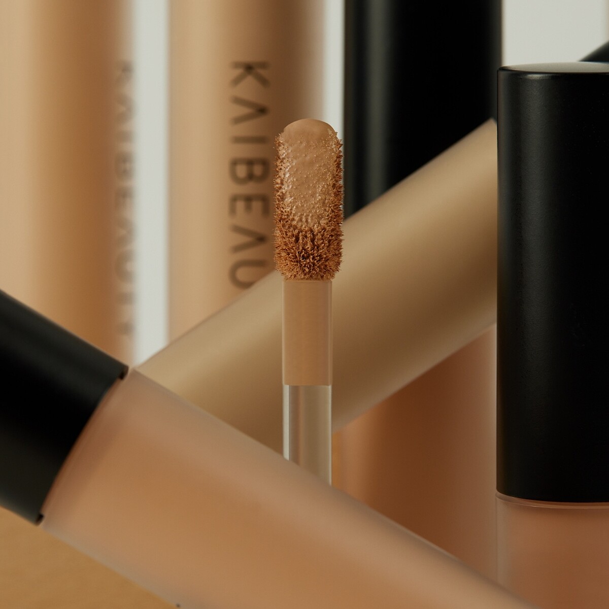 KAIBEAUTY裸妝肌密遮瑕膏採用扁形刷頭，可精準控制遮瑕範圍與用量。