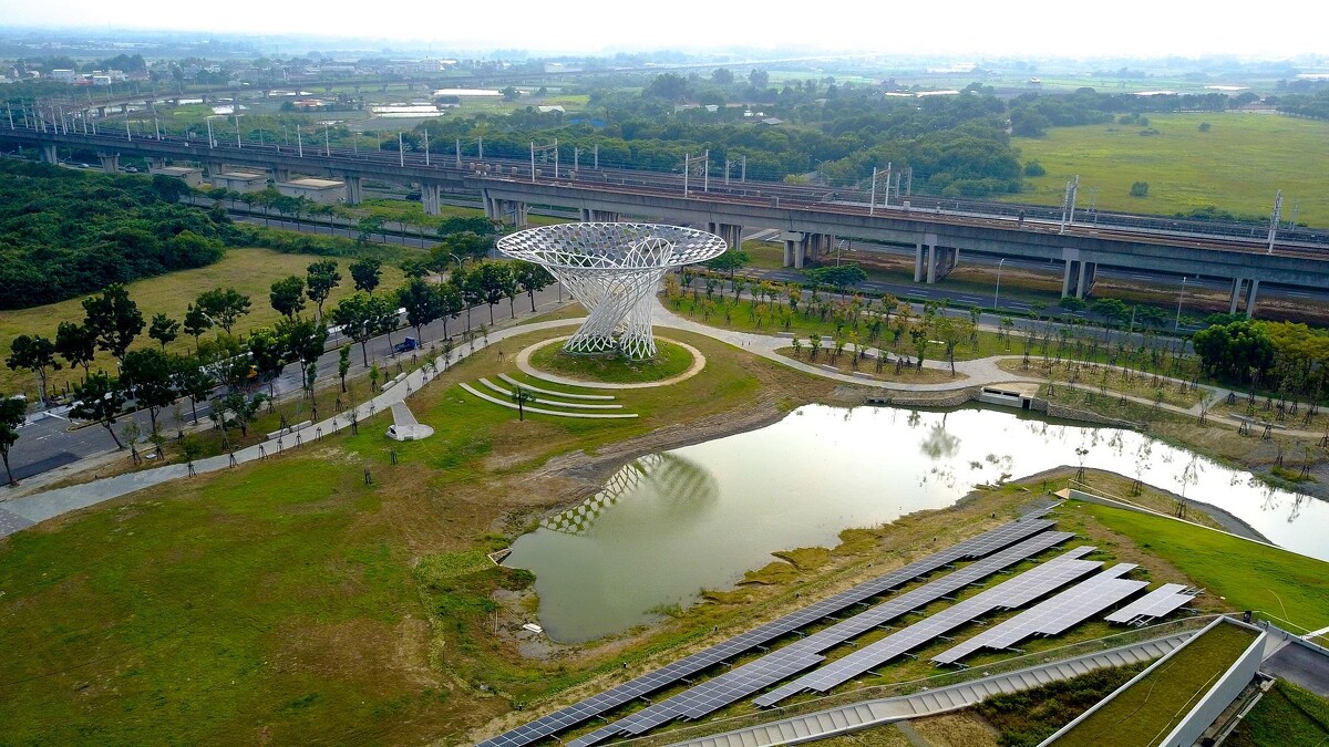 ▲廣泛運用於綠能科技示範場域內的太陽能板，也會供應園區內使用的電力。（圖／工業技術研究院提供）
