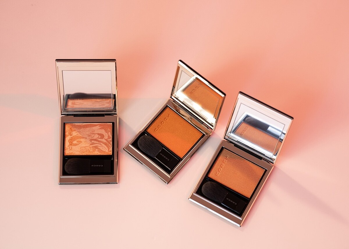  (左)SUQQU 晶采淨妍亮彩餅101陽炎 NT$2,100