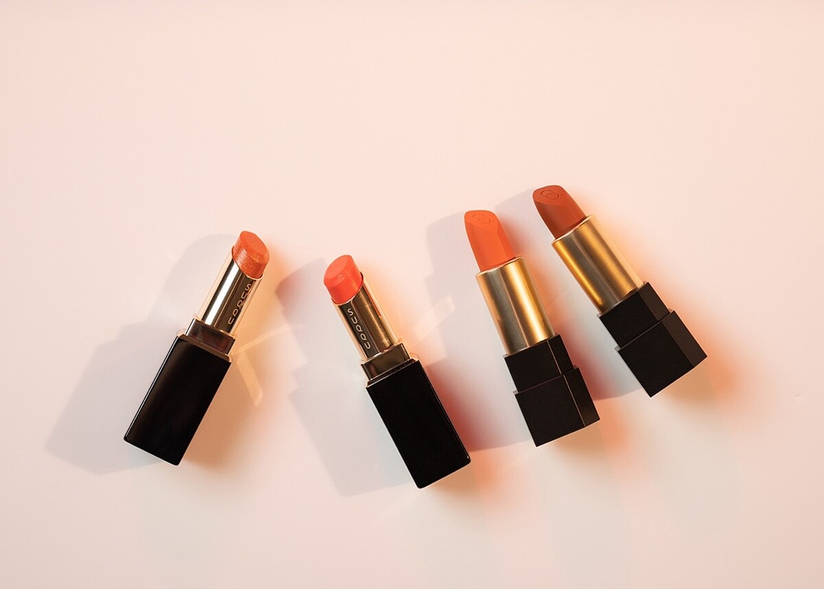 (左起)SUQQU 晶采艷澤唇膏 #122、SUQQU 晶采艷澤唇膏 #123 各NT$1,900、SUQQU 晶采透霧唇膏 #108、SUQQU 晶采透霧唇膏 #109 組合價格各NT$1,950