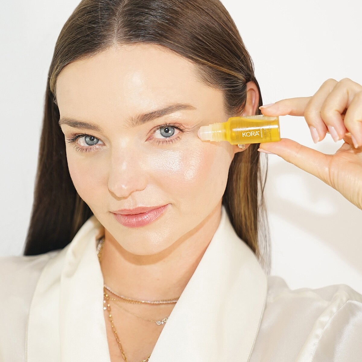 米蘭達可兒分享，使用諾麗天使光眼部精油前可於冰箱冰鎮，按摩起來更舒服。