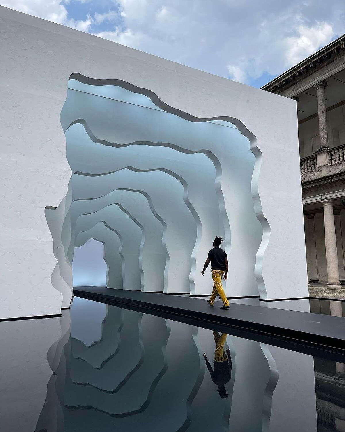 美國藝術家 Daniel Arsham 與美國百年廚衛品牌 Kohler 共同打造的裝置藝術《Divided Layers》,是米蘭設計周最醒目的地標。