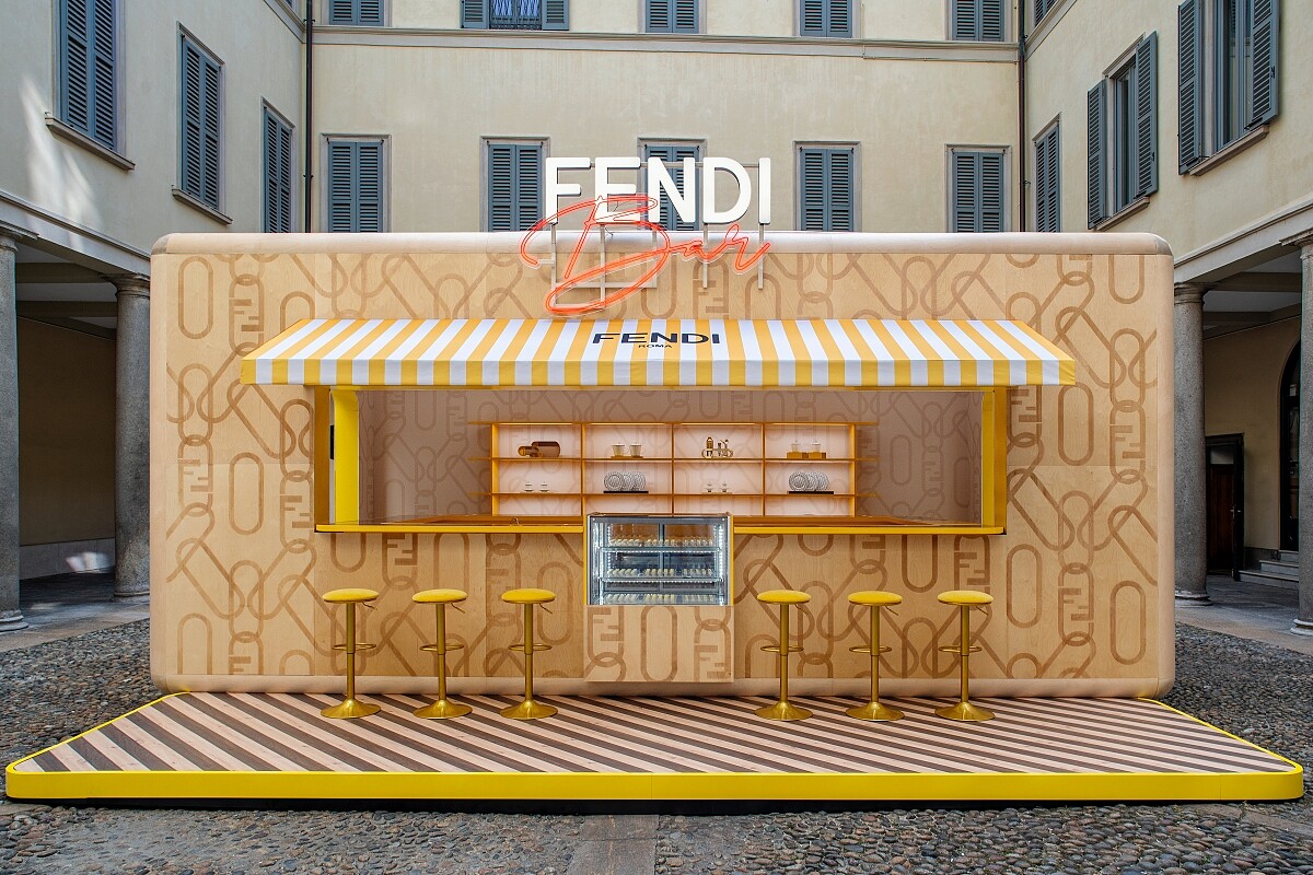 Via Montenapoleone 3 的店內庭院空間的Fendi Bar。