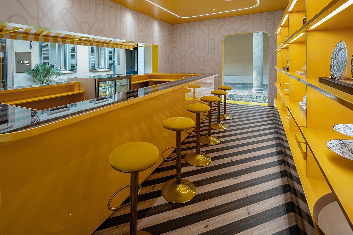 沿襲自 Fendi Caff&egrave; 的氛圍。