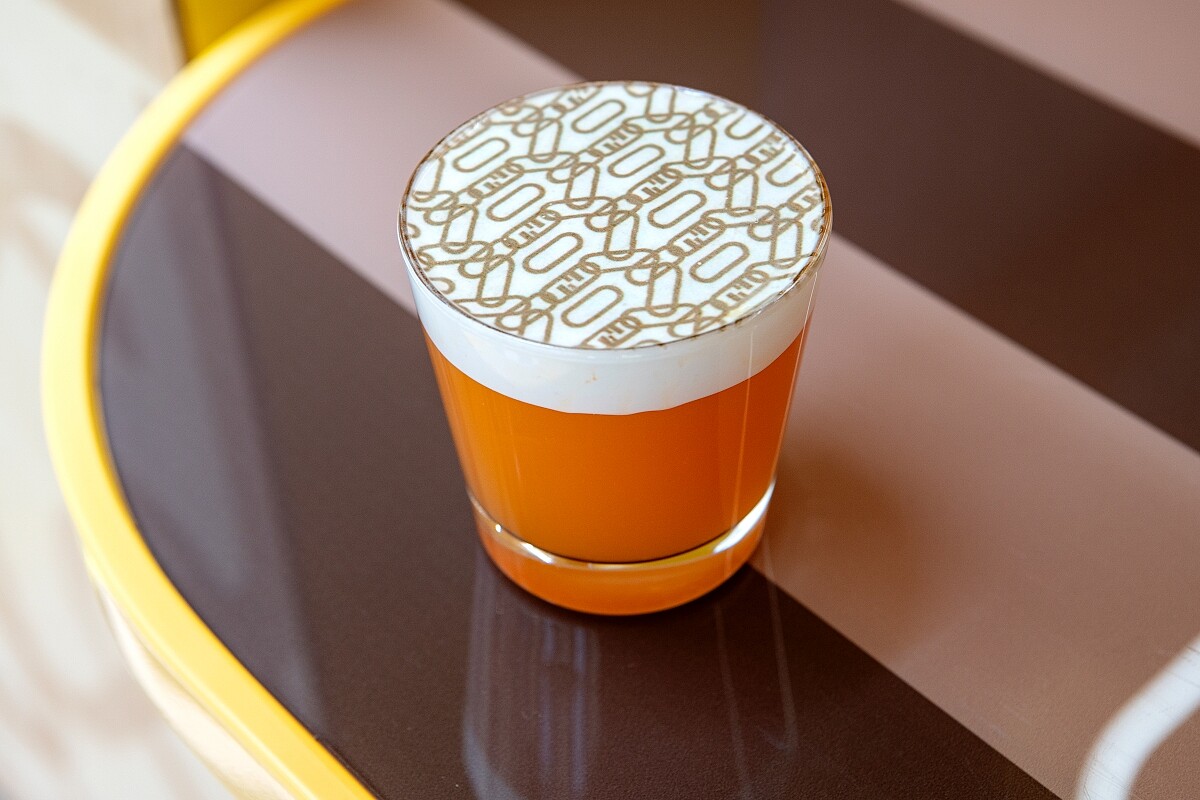 餐點提供飾有 FF logo 圖案的咖啡飲品。