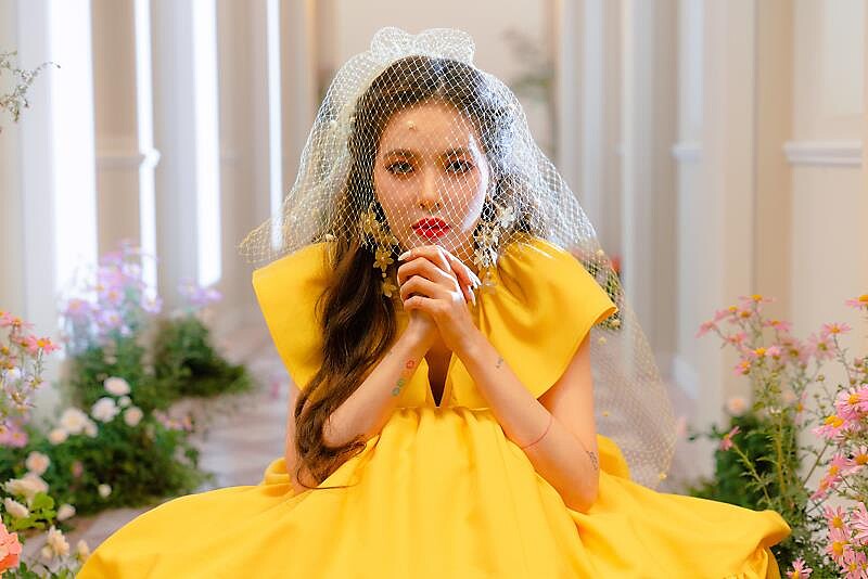 泫雅《Flower Shower》MV