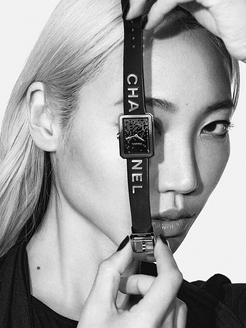 模特兒穿搭演繹Chanel Wanted限定腕錶2022