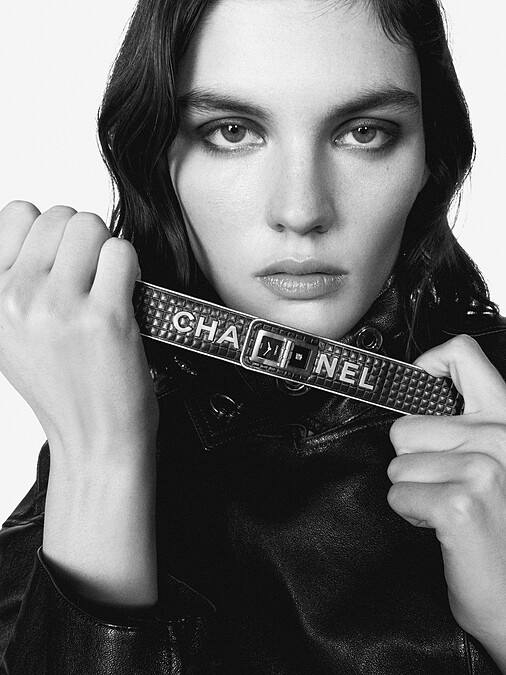 模特兒穿搭演繹Chanel Wanted限定腕錶2022