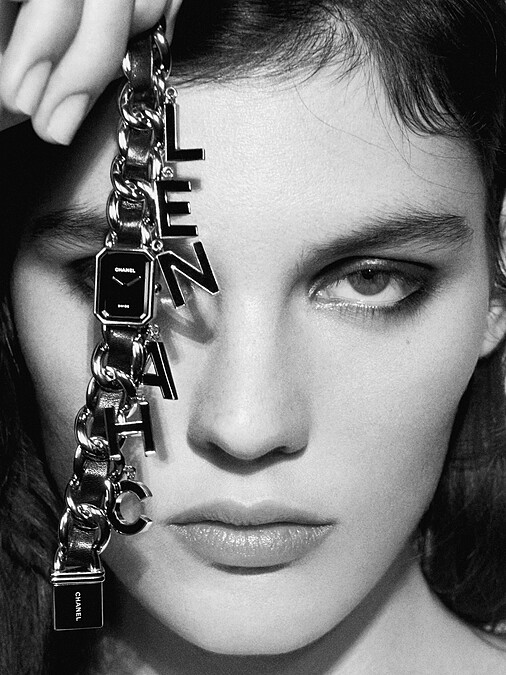 模特兒穿搭演繹Chanel Wanted限定腕錶2022