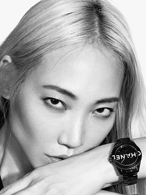 模特兒穿搭演繹模特兒穿搭演繹Chanel Wanted限定腕錶2022