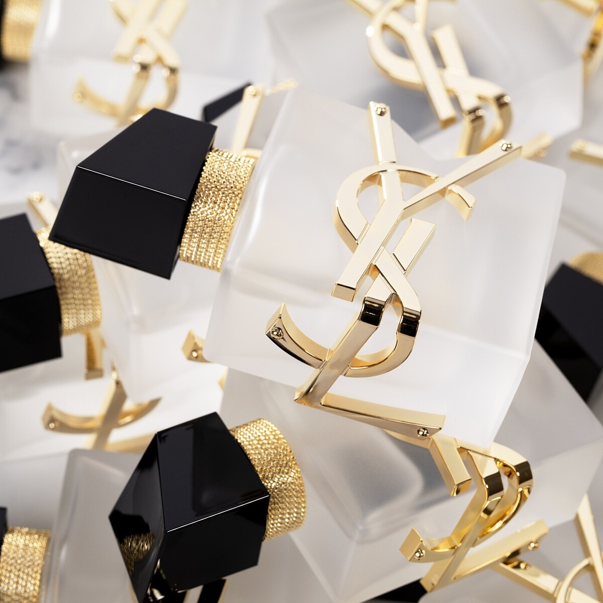 YSL自由不羈髮香噴霧產品圖。