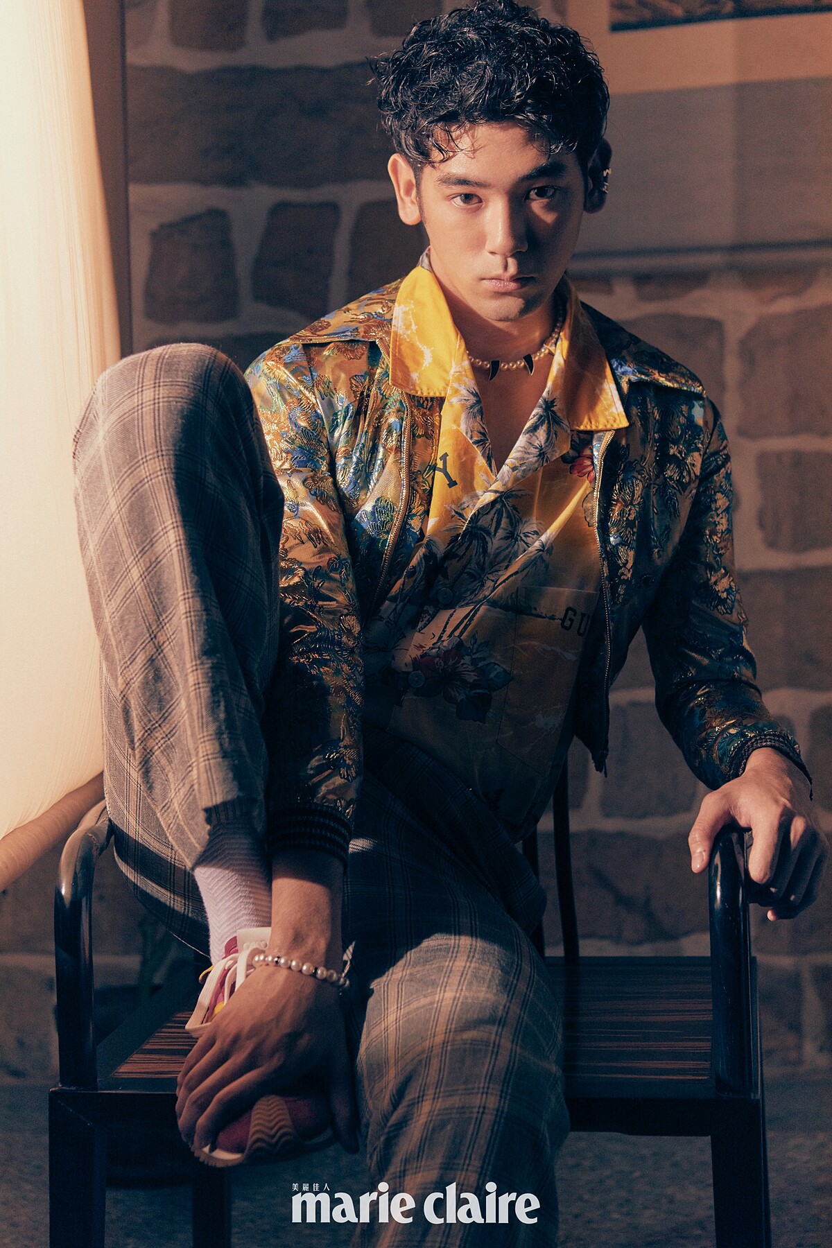 刺繡短夾克、黃色開領襯衫、格紋西裝長褲，all by Gucci；粉色運動鞋，Loewe；MIKIMOTO COMME des GAR&Ccedil;ONS聯名珍珠項鍊、珍珠手鍊、雙環珍珠耳骨夾、純銀耳骨夾，all by Mikimoto