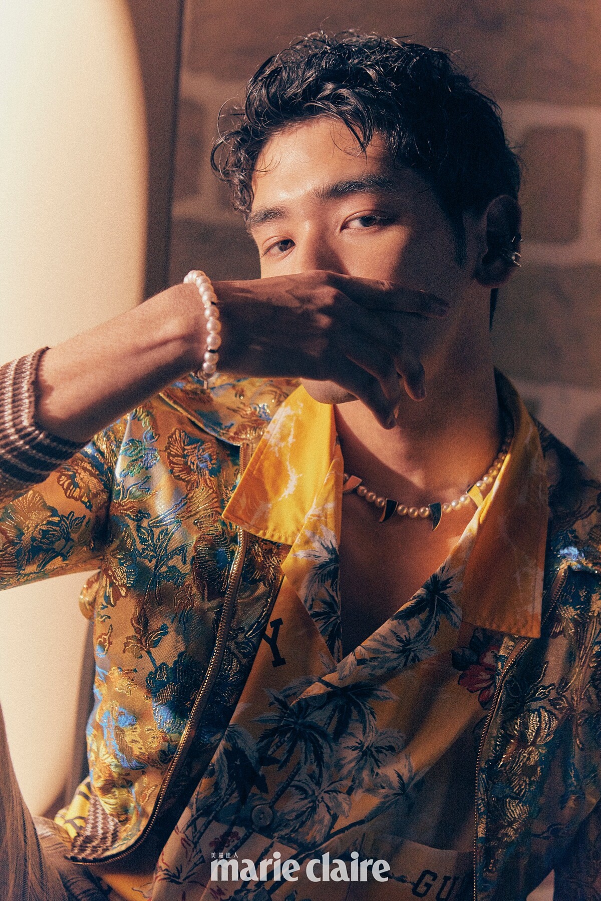 刺繡短夾克、黃色開領襯衫、格紋西裝長褲，all by Gucci；MIKIMOTO COMME des GAR&Ccedil;ONS聯名珍珠項鍊、珍珠手鍊、雙環珍珠耳骨夾、純銀耳骨夾，all by Mikimoto