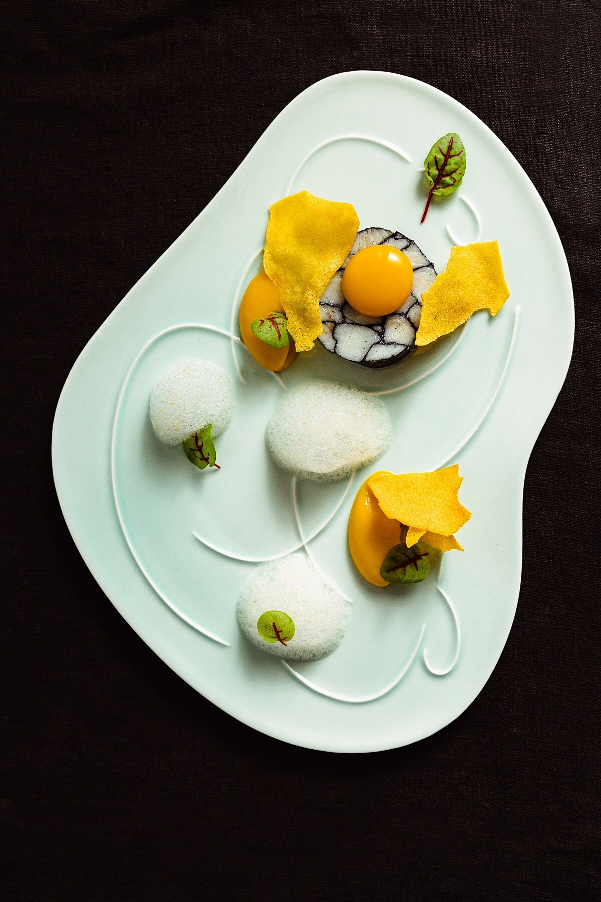 以三二行館的青磺泉為發想設計「食器」。