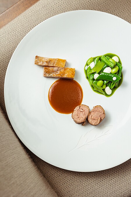 香煎珠雞佐巴西里降級優格起司醬。