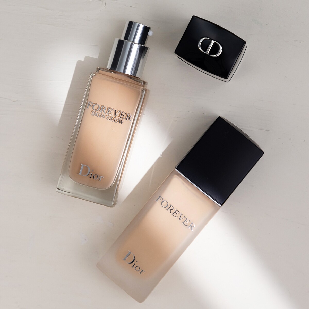 DIOR 2022年迪奧超完美持久柔光粉底液與迪奧超完美持久柔霧粉底液情境圖。