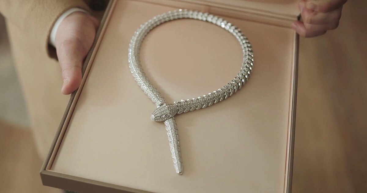 《夏娃的醜聞》寶格麗蛇形項鍊價格不斐