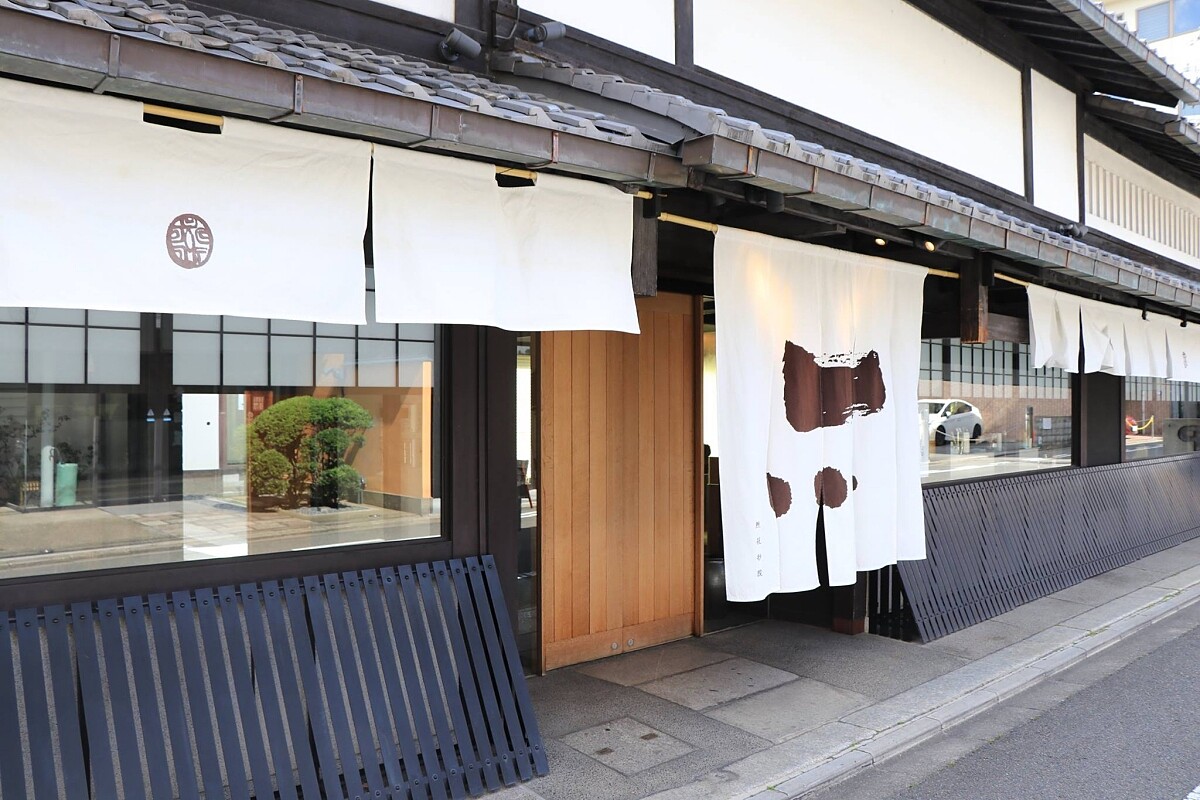 然花抄院京都本店位於於京都室町，周圍和服老店林立。