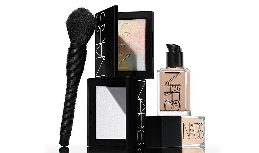 夏日限定,NARS裸光幻彩蜜粉餅情境圖。