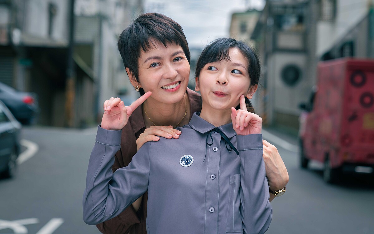 《聰明鎮》飾演女兒的陳姸霏（右）與梁詠琪第一次視訊，就被她的專業圈粉