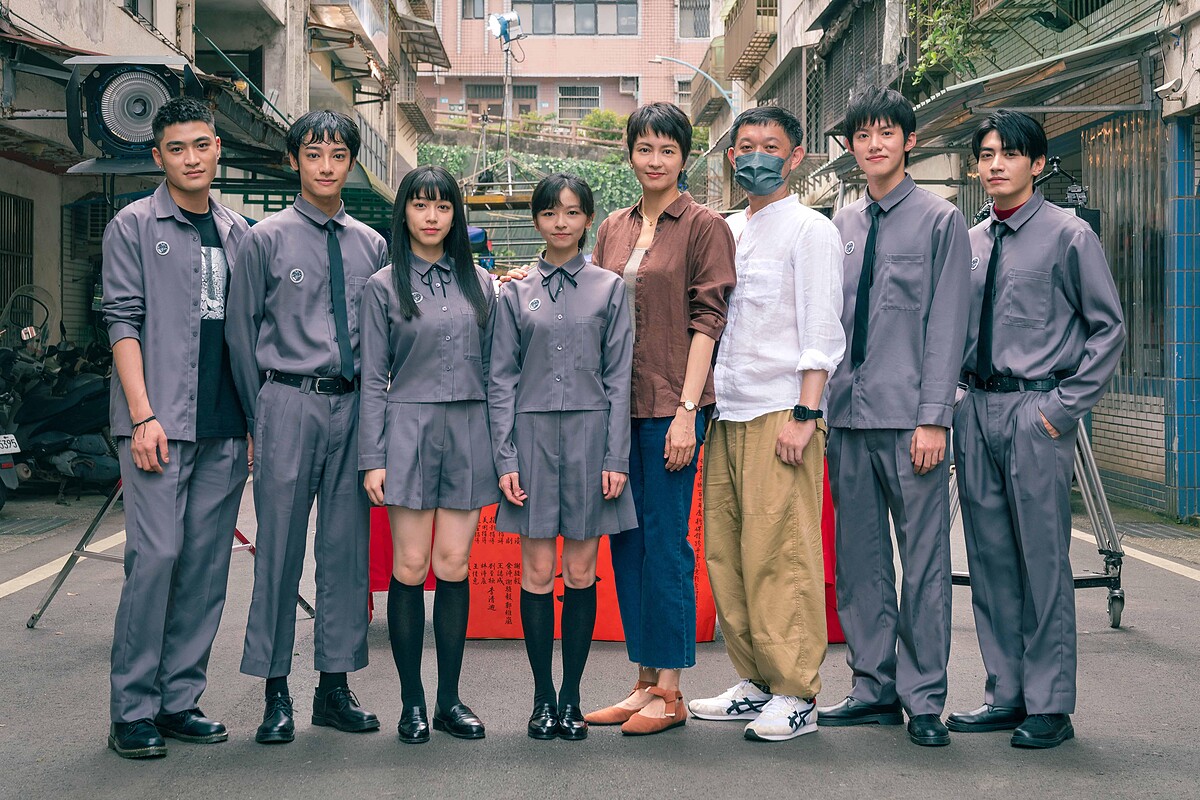 《聰明鎮》舉行開鏡儀式，導演謝駿毅（右三）率梁詠琪（右四）、陳姸霏（左四）、余杰恩（右二）、鄭煒齡（左三）、劉修甫（左二）、潘綱大（左一）及宋柏緯（右一）著戲服出席