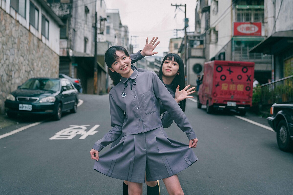 《聰明鎮》首波卡司亮相，陳姸霏（左）及新人鄭煒齡參與演出