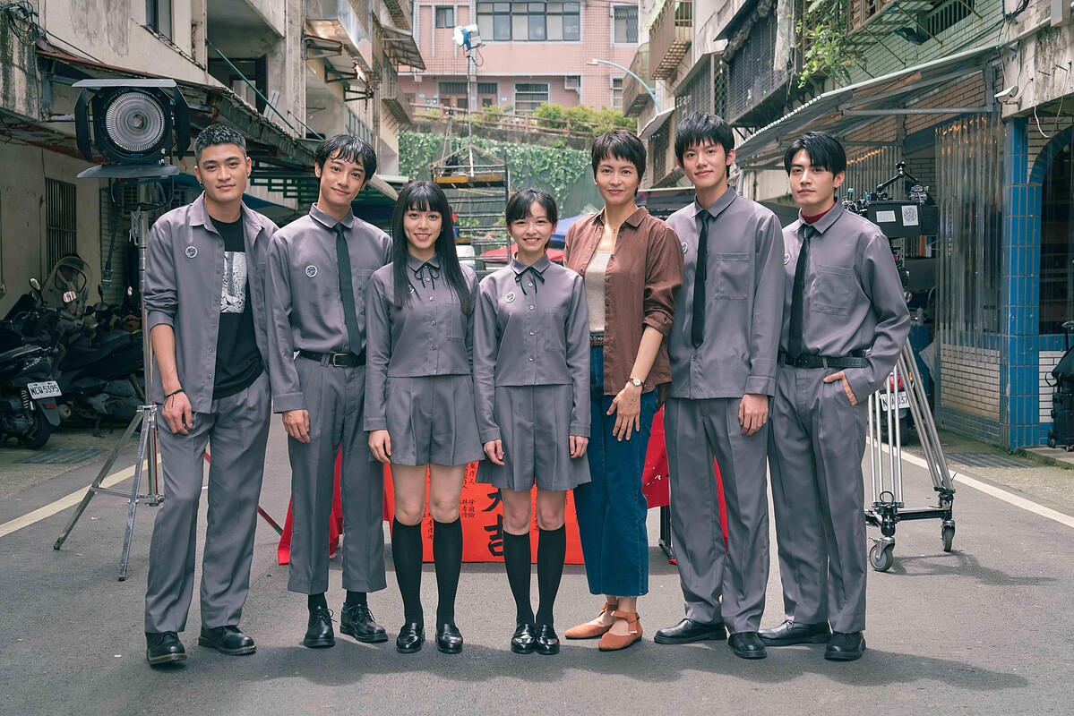 《聰明鎮》開鏡公布首波卡司，女主角梁詠琪（右三）、陳姸霏（左四）、余杰恩（右二）、鄭煒齡（左三）、劉修甫（左二）、潘綱大（左一）及宋柏緯（右一）共同演出