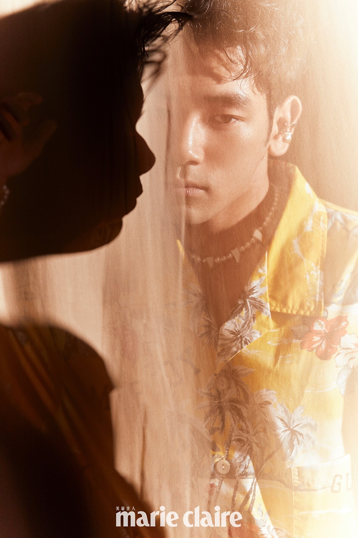 黃色開領襯衫，Gucci；MIKIMOTO COMME des GAR&Ccedil;ONS聯名珍珠項鍊、珍珠手鍊、雙環珍珠耳骨夾、純銀耳骨夾，all by Mikimoto